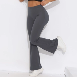 Detail der anthrazitfarbenen Yoga-Hose mit hohem Bund und elastischem Shaping-Gewebe