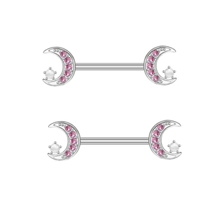 Détail de piercings de mamelon avec croissants roses et perles blanches sur acier argenté