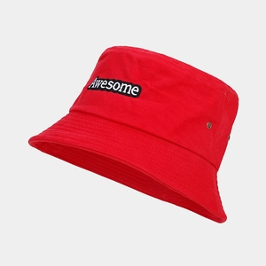 Détail du bob en toile rouge avec broderie Awesome blanche et œillets métalliques