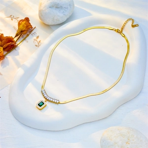 Collana a catena serpente dorata vintage con ciondolo a smeraldo rettangolare e diamanti