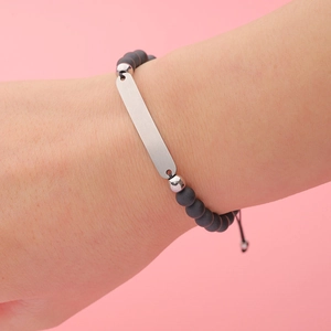 Bracelet barre minimaliste en acier inoxydable avec perles d'agate noire mate au poignet