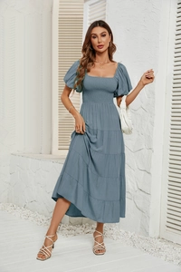 Détails de la robe midi bleue avec manches bouffantes, bustier plissé et jupe à volants