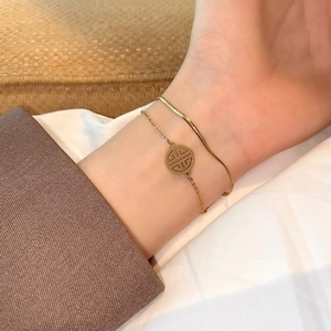 Pulsera vintage de doble capa de acero de titanio dorado con dije de la suerte