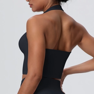 Gros plan détaillé d'un soutien-gorge de sport noir à licou avec dos nu ouvert