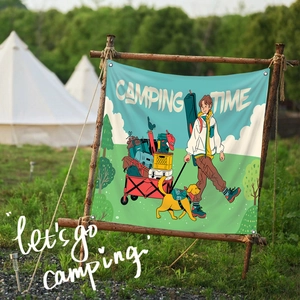 Gros plan du drapeau Camping Time avec illustration sur support en bois en plein air