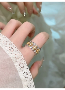 Gros plan d'une bague fleur losange plaquée or avec zircons sur la main