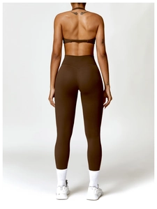 Pantalon de yoga marron foncé à taille haute et brassière de sport vue de l'arrière