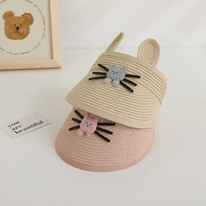 Détail de la visière en paille pour enfants avec broderie chat et oreilles en 3D