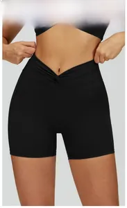 Primo piano dei pantaloncini da yoga neri a vita alta con fascia a incrocio a forma di V