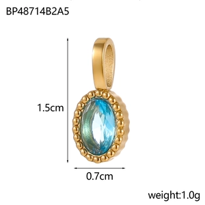Detailansicht ovaler Goldanhänger mit hellblauem Edelstein und Maßen 1,5 cm mal 0,7 cm