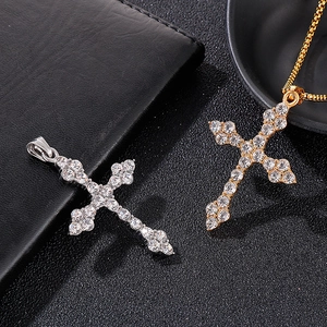 Gros plan de pendentifs croix hip-hop or et argent sertis de zircons cubiques brillants