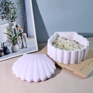 Detalle del joyero en forma de concha con perlas decorativas y acabado rosa mate