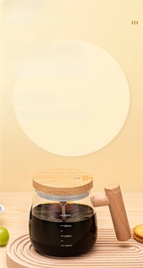 Detail of 400ml automatic self-stirring glass mug with wood-grain handle on wooden tray