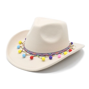 Chapeau de cowboy en feutre beige à la mode avec glands et pompons ethniques colorés