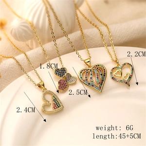 Vue détaillée de colliers avec pendentifs en cœur plaqués or et zircons colorés