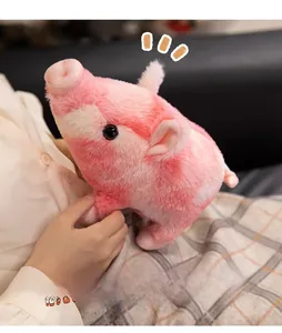 Gros plan détaillé d'un doudou cochon rose en peluche douce avec un groin trop mignon
