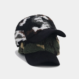 Détail de casquettes camouflage en peluche avec texture douce et visière en velours