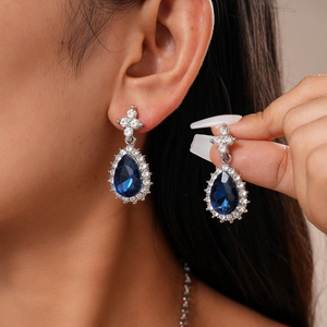 Elegante set di gioielli in argento con zaffiri blu a goccia e zirconi brillanti