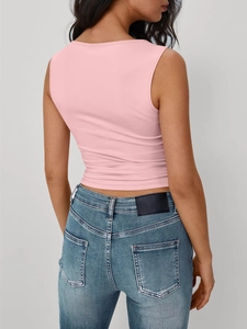 Vista posteriore del top rosa senza maniche slim fit con jeans lavaggio vintage