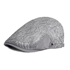 Gorra newsboy gris con textura floral en relieve y hebilla metálica ajustable