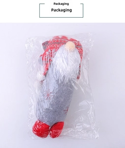 Gros plan d'un gnome de Noël en peluche dans son emballage en plastique transparent