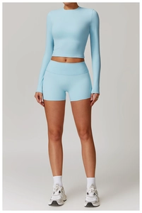Détail d'un ensemble de sport bleu clair avec haut court à manches longues et short