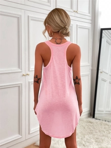 Détail de la texture et du style d'été de la robe débardeur rose à dos nageur