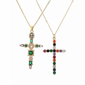 Collier Style Occidental en Cuivre Plaqué Or Avec Pendentif Croix en Zirconia Multicolore Bijoux de Mode pour Femme Cadeau