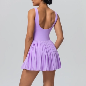 Détail de la robe de sport violette montrant le dos nu en U et l'ourlet de jupe plissé