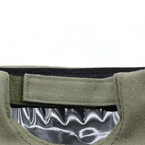 Détail de la fermeture velcro réglable sur un bonnet docker en coton vert militaire