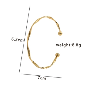 Dettaglio del bracciale Mobius dorato con dimensioni 6,2cm x 7cm e dati sul peso