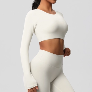 Détail du haut de yoga crème à manches longues avec passe-pouces et legging taille haute