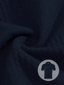Dettaglio macro della trama a nido d'ape blu navy e del polo da uomo dal taglio sartoriale