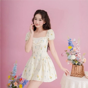 Minikleid mit Blumenmuster, Puffärmeln, eckigem Ausschnitt und Spitzenbesatz