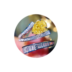 Bague de luxe avec pierre jaune taille poire et accents de diamants pavés en platine