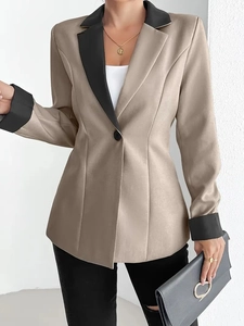Blazer cintré élégant kaki avec revers contrastés noirs pour un style professionnel