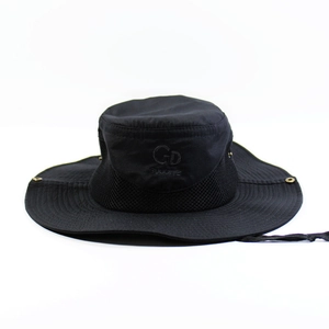 Vue détaillée du chapeau de soleil noir avec mesh respirant et broderie logo GD chic
