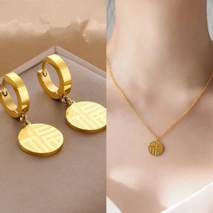 Collier Pendentif Rond Caractère Fu Chinois Acier Inoxydable Plaqué Or Bijou De Bénédiction Pour Femmes Style Minimaliste