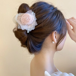 Dettaglio del fermaglio per capelli a rosa in pizzo fatto a mano per acconciature