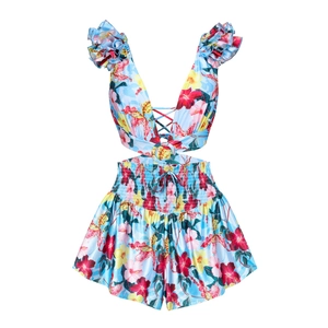 Détail d'un maillot deux pièces floral avec haut à volants et short taille haute froncé