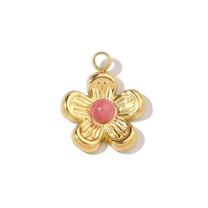 Détail d'un pendentif fleur doré avec perle rose et finition en métal poli