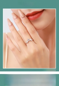 Dettaglio dell'anello a corona in argento S925 con cinque zirconi a trapezio radianti