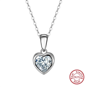 Gros plan d'un collier en argent 925 avec pendentif en cristal de zircon en cœur