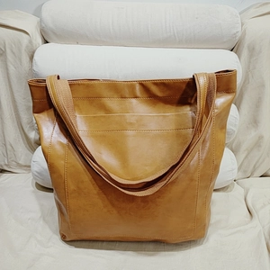 Sac cabas marron en similicuir avec poche avant et bandoulières en tissu