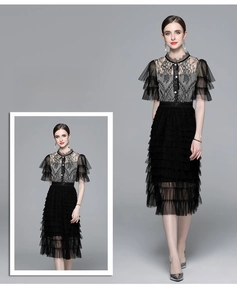 Détail de dentelle noire élégante et robe en mesh à plusieurs niveaux avec taille ajustée
