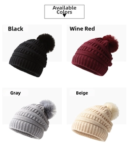 Collection de bonnets en grosse maille torsadée noire, bordeaux, grise et beige à pompon