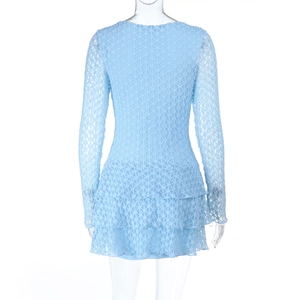 Dettaglio del mini abito in pizzo azzurro con schiena traforata e gonna a più strati