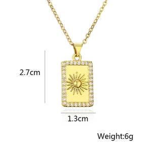 Détail du pendentif tarot doré avec motif soleil et zircons mesurant 2,7 cm par 1,3 cm