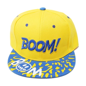 Detail der 3D-BOOM-Stickerei auf der gelb-blauen Hip-Hop-Snapback-Cap mit flachem Schirm