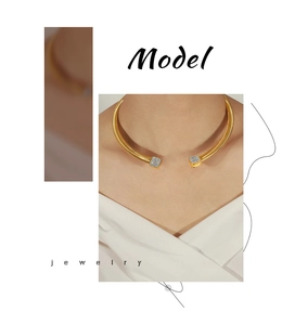 Vue détaillée du collier doré à structure souple en ressort avec extrémités serties de zircons